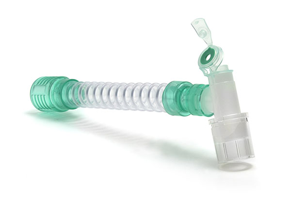 Catheter Mount intérieur lisse, 22F, avec raccord coudé double rotule 22M/15F et double flip top cap, ≥180mm